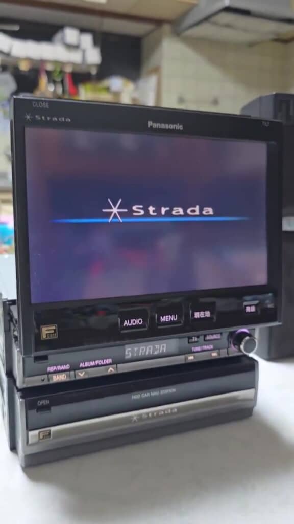 「Strada」のロゴが大きく表示され