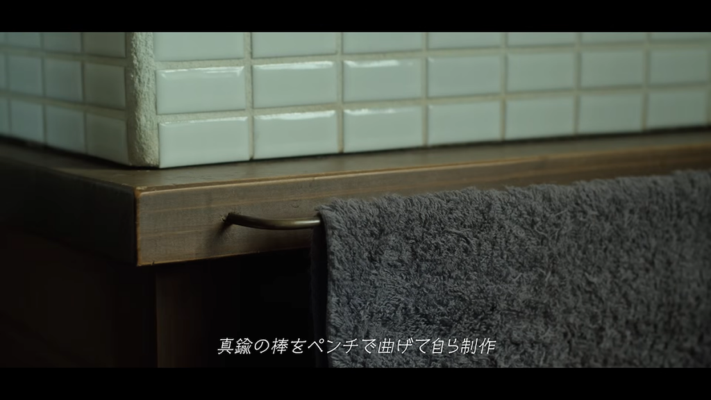DIYで取り付けた真鍮のタオル掛け