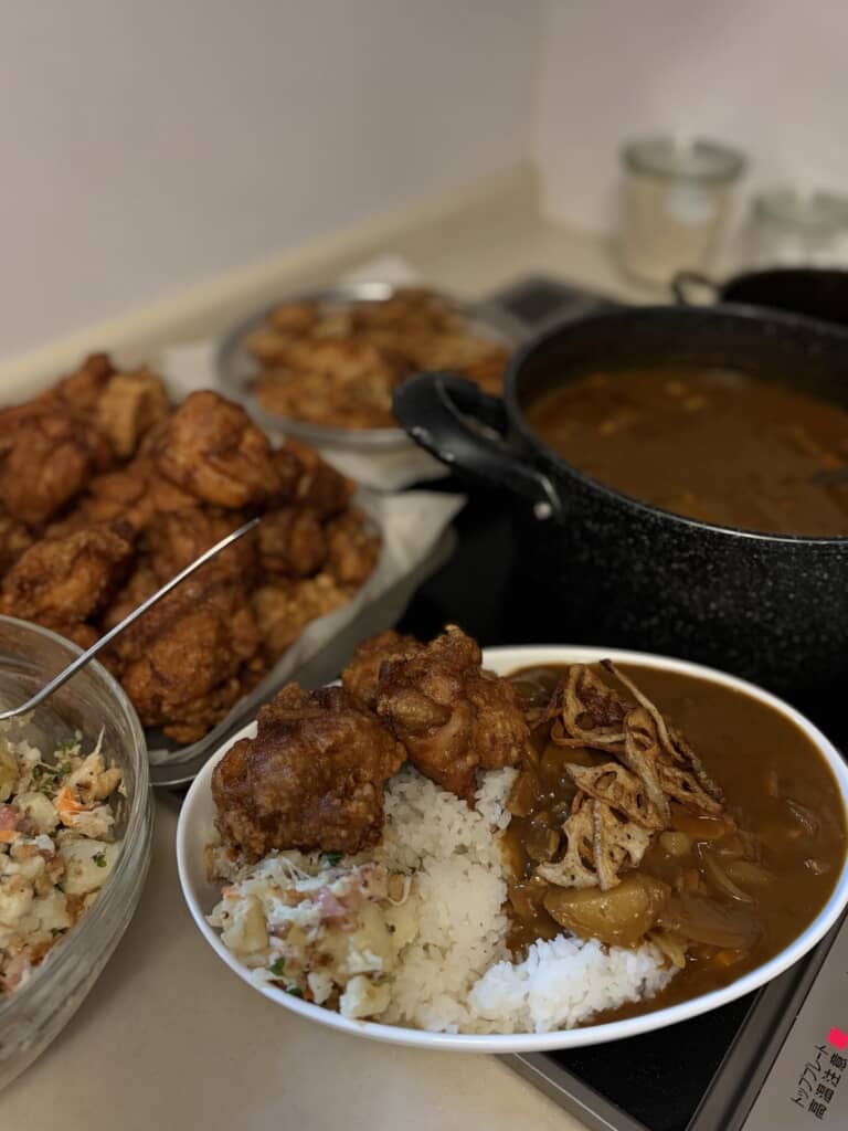唐揚げとポテサラが乗ったカレーライス