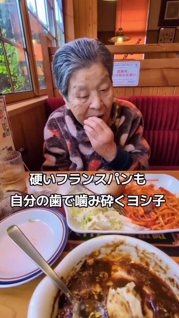 フランスパンもぺろりと食べ進める