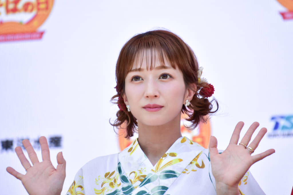 笑顔で手を振る辻さん