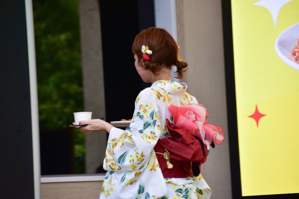 試食した焼きそばの残りを自ら楽屋へ運ぶ辻さん