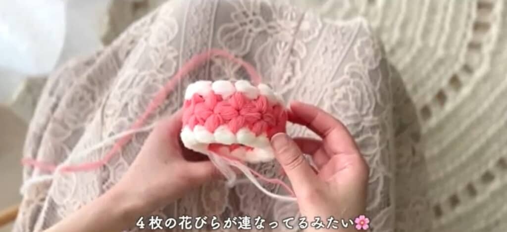 4枚の花びらが連なっているみたいです
