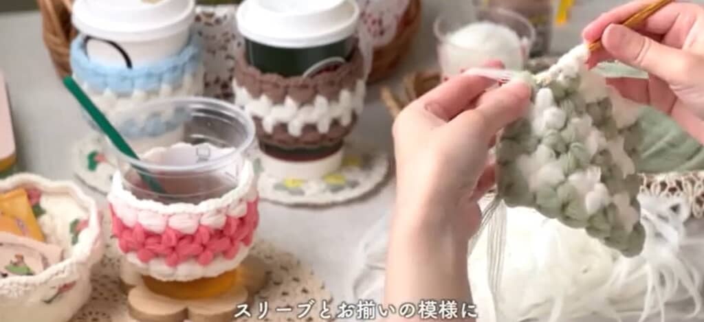 スリーブとおそろいの模様で編みます