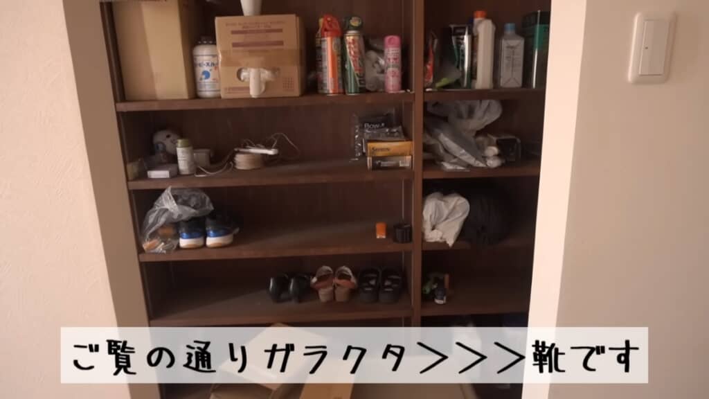 大きな靴箱には日用品も収納