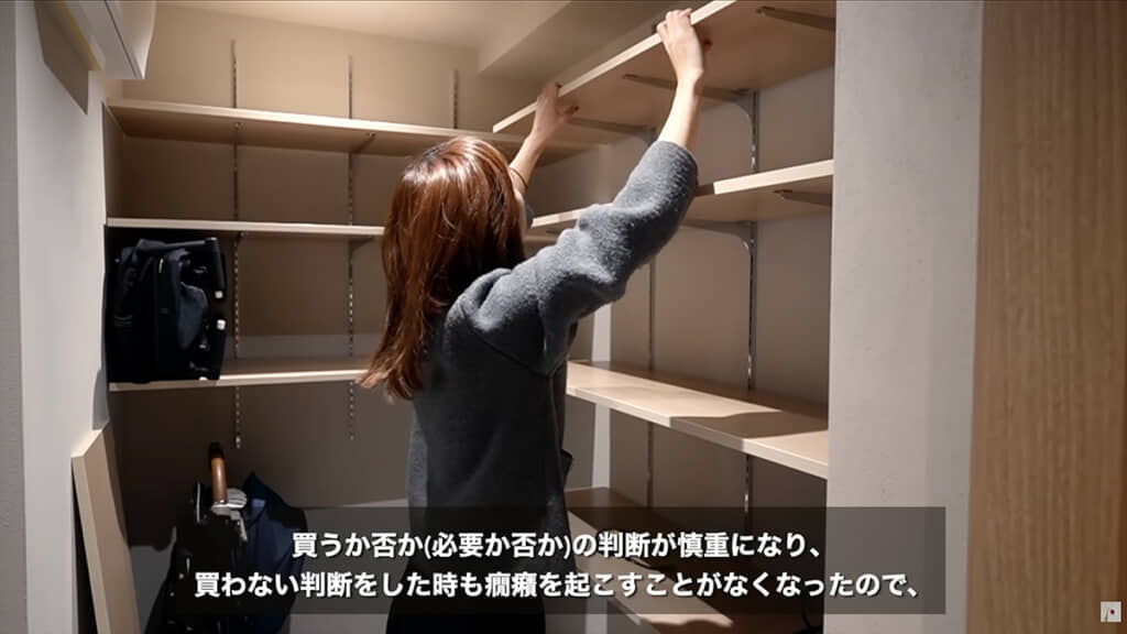壁2面に棚を設置