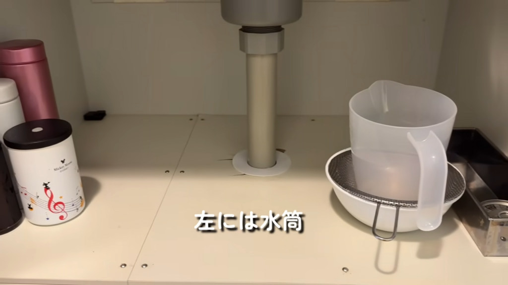 右にボウルと計量カップ、左に水筒