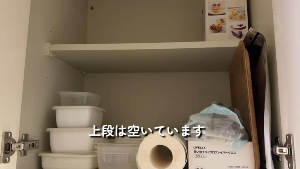 右側の吊り戸棚は上下段ともスッキリ