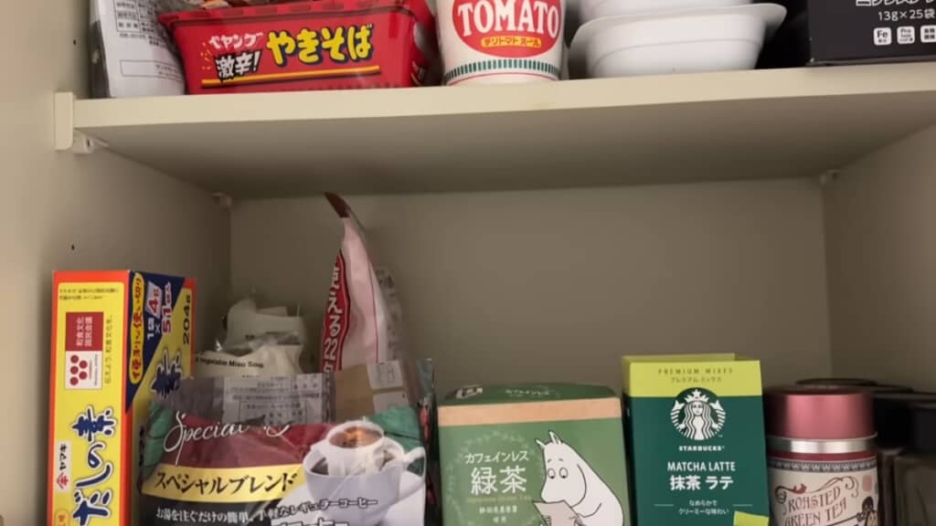 一番よく使う中央の棚は、飲み物や保存食で上下段ともいっぱい