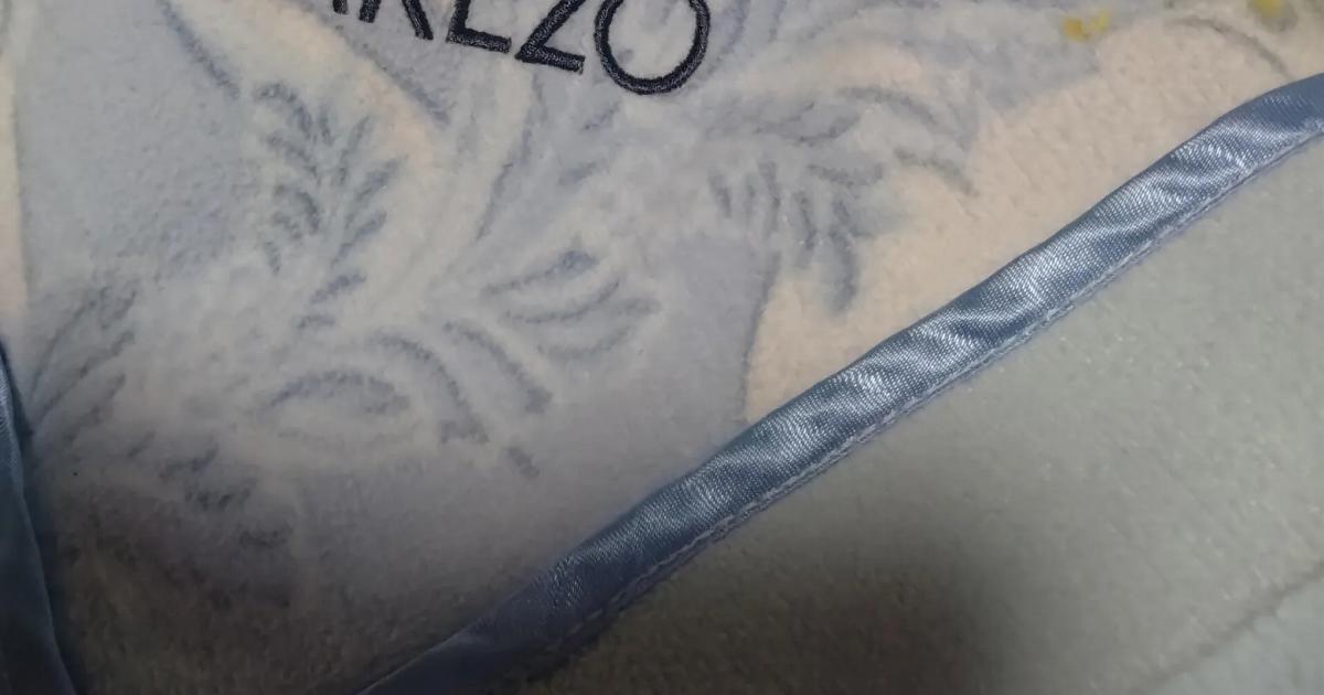 30年近く「KENZO」だと思っていた実家の毛布→よく見ると…… 「声出しちゃいました」予想外の光景に「実在されてるのですね」(1/2) | ライフスタイル ねとらぼ