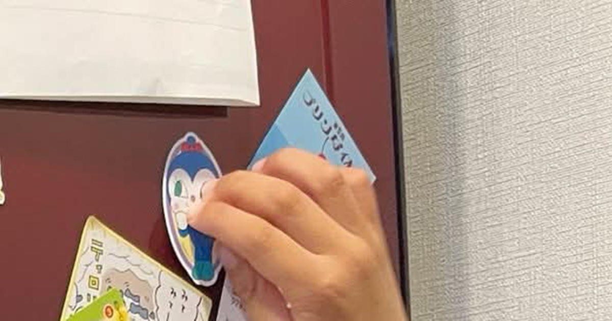 3歳児に「冷蔵庫ならシール貼っていいよ」と伝えて、3年後…… 「ここまできたらもうアート」ママ仰天の光景に「カオス」「壊れても捨てられない」(1/2) | 育児 ねとらぼ