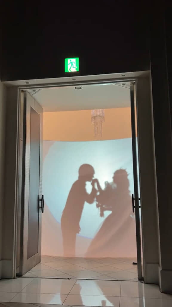 ロマンチックな手の甲キス