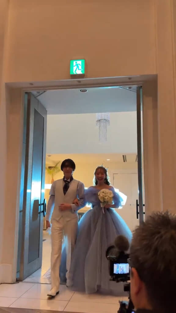 美男美女の新郎新婦が現れた