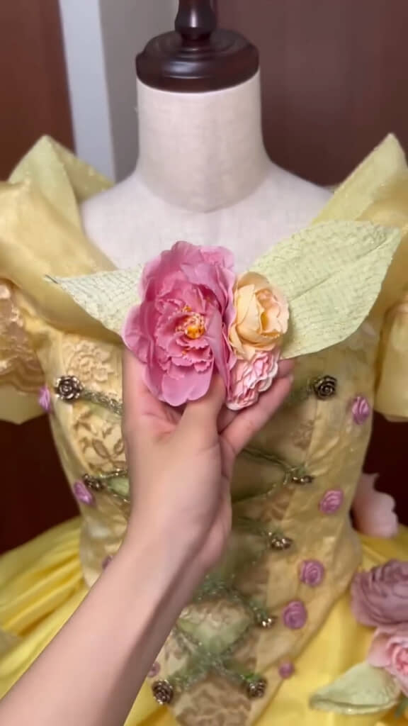 仕上げの花を添えたら……