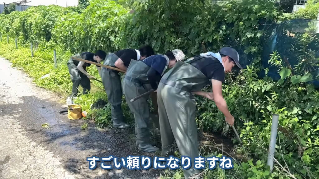 普段から防除に取り組んでいる慣れた手つきの慶應ボーイたち