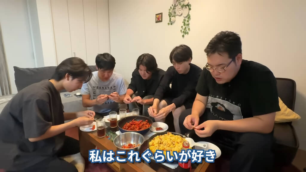 殻を剥くのに集中する面々