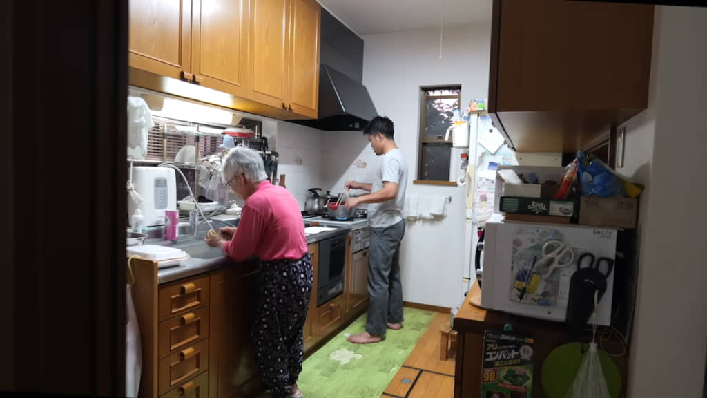 孫も一緒にキッチンに立つ