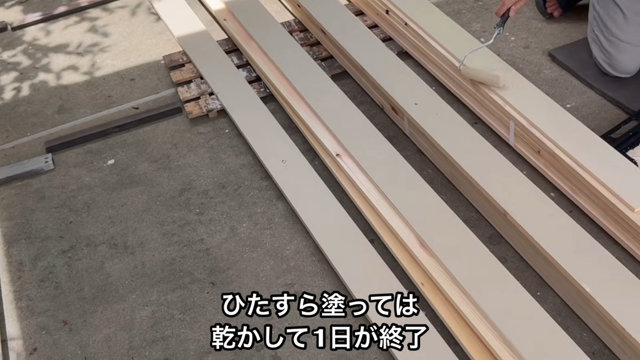 木材をクレイベージュカラーに塗装