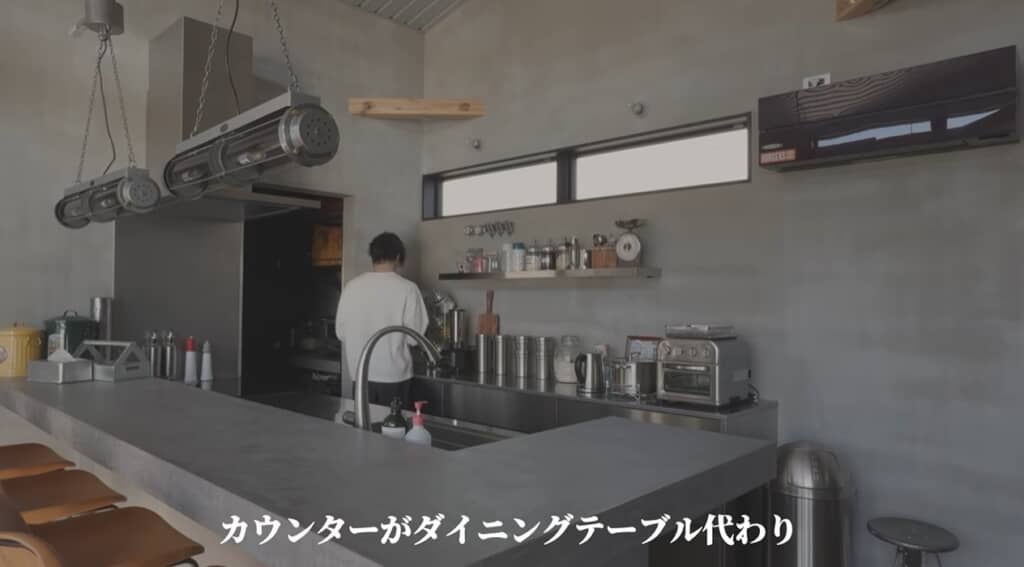 キッチンはバーカウンターと雑貨はシルバーで統一したところがこだわり