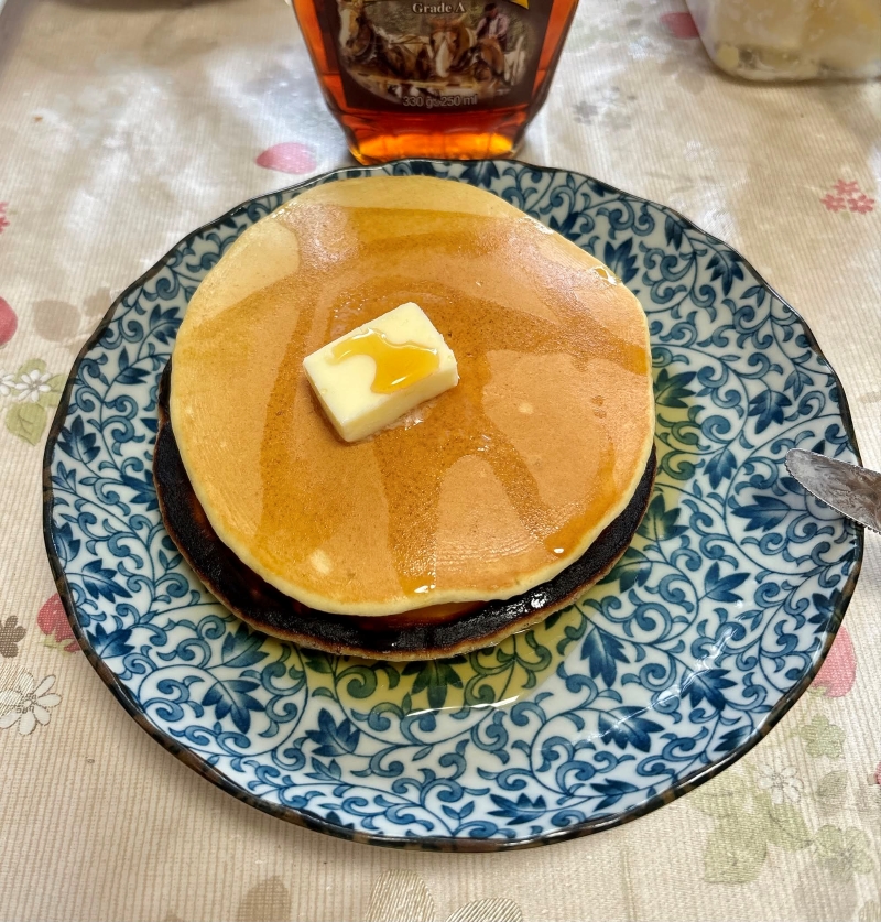 下の段の縁が黒い……?