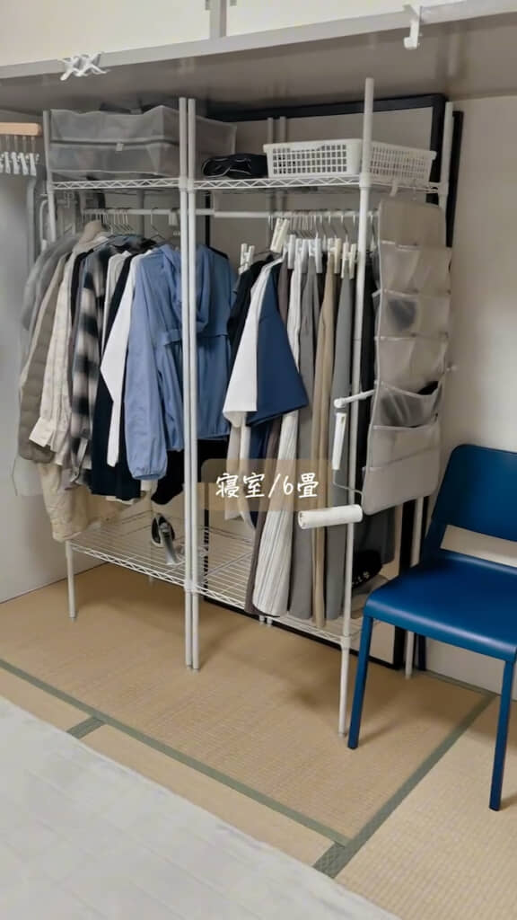 自分の服はハンガーラックへ
