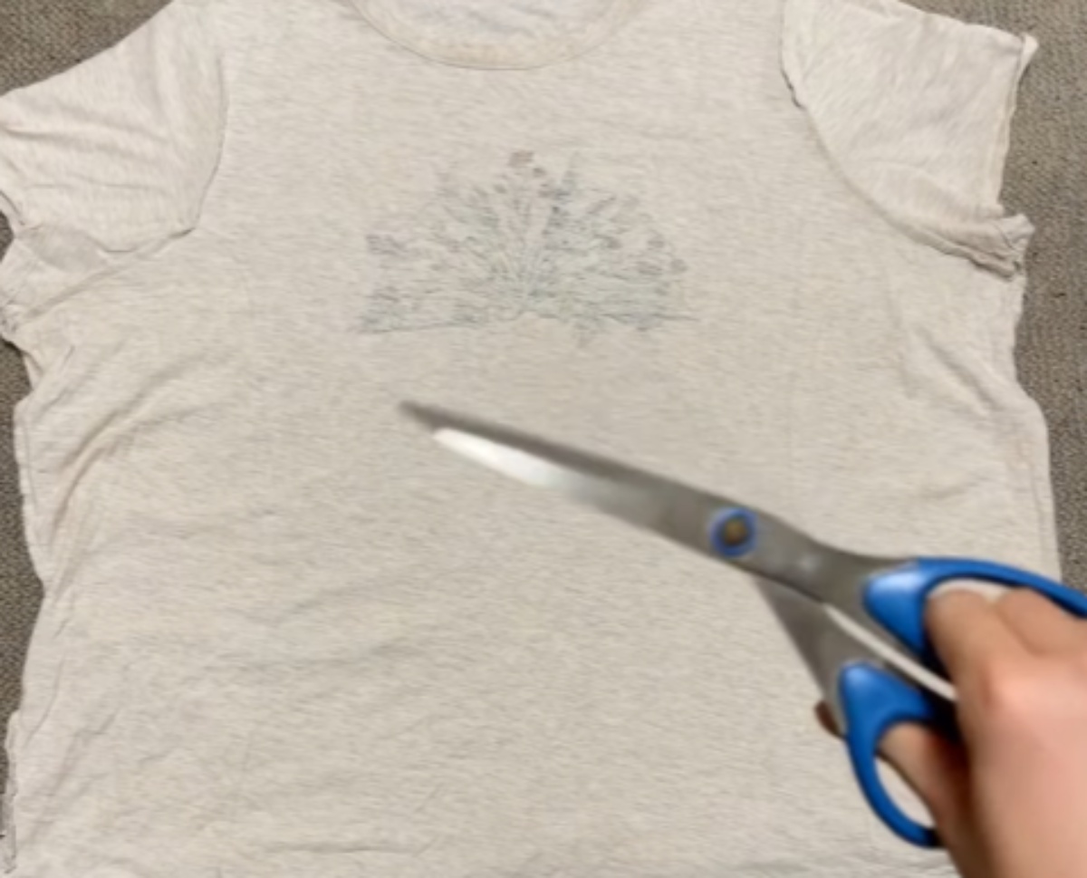 着古した“でかTシャツ”→18歳がザクザク切って、縫い合わせたら……印象ガラリ「え、うっそ」「天才！」（1/3） | ハンドメイド ねとらぼ