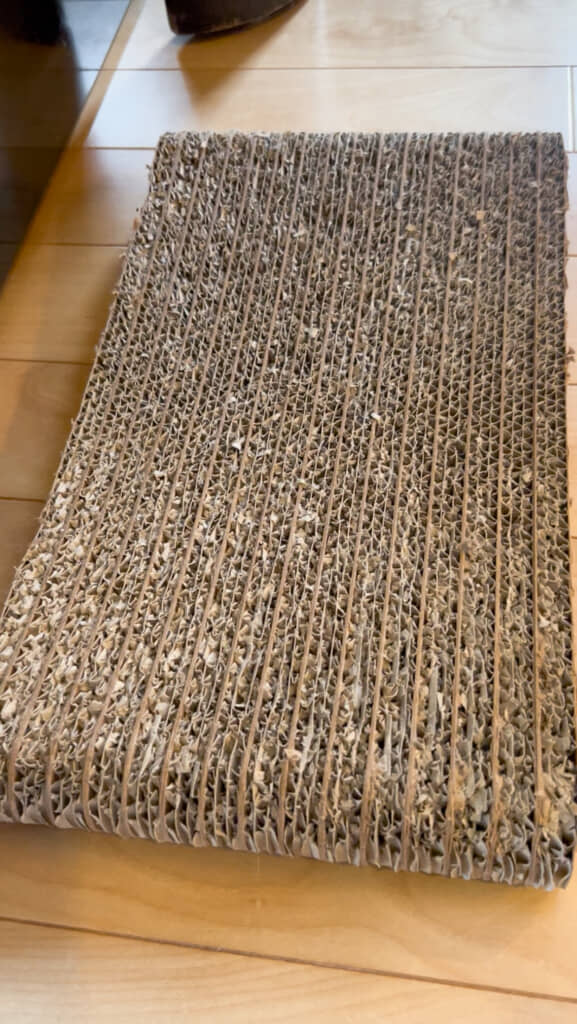 大型猫2匹が3カ月バリバリ使った爪とぎの表面。さすがに使用感があります