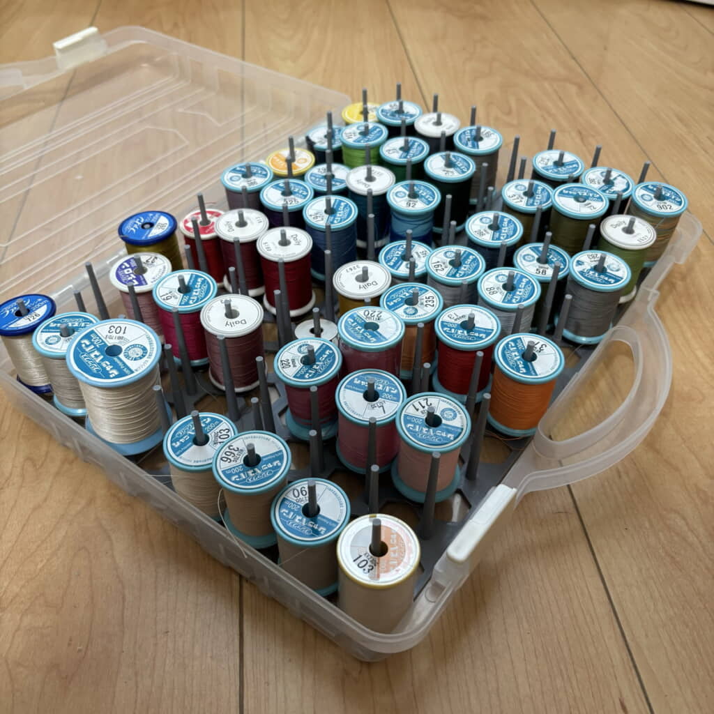 ミシン糸がずらりと並んですっきり
