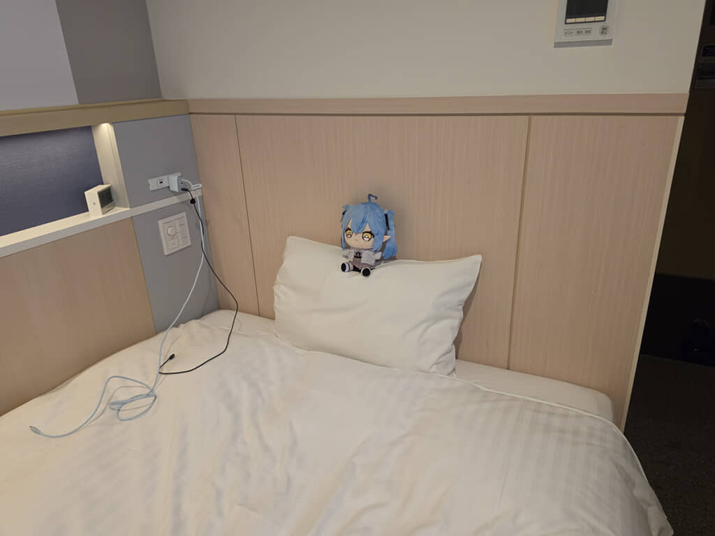 枕の上に鎮座するぬいぐるみ