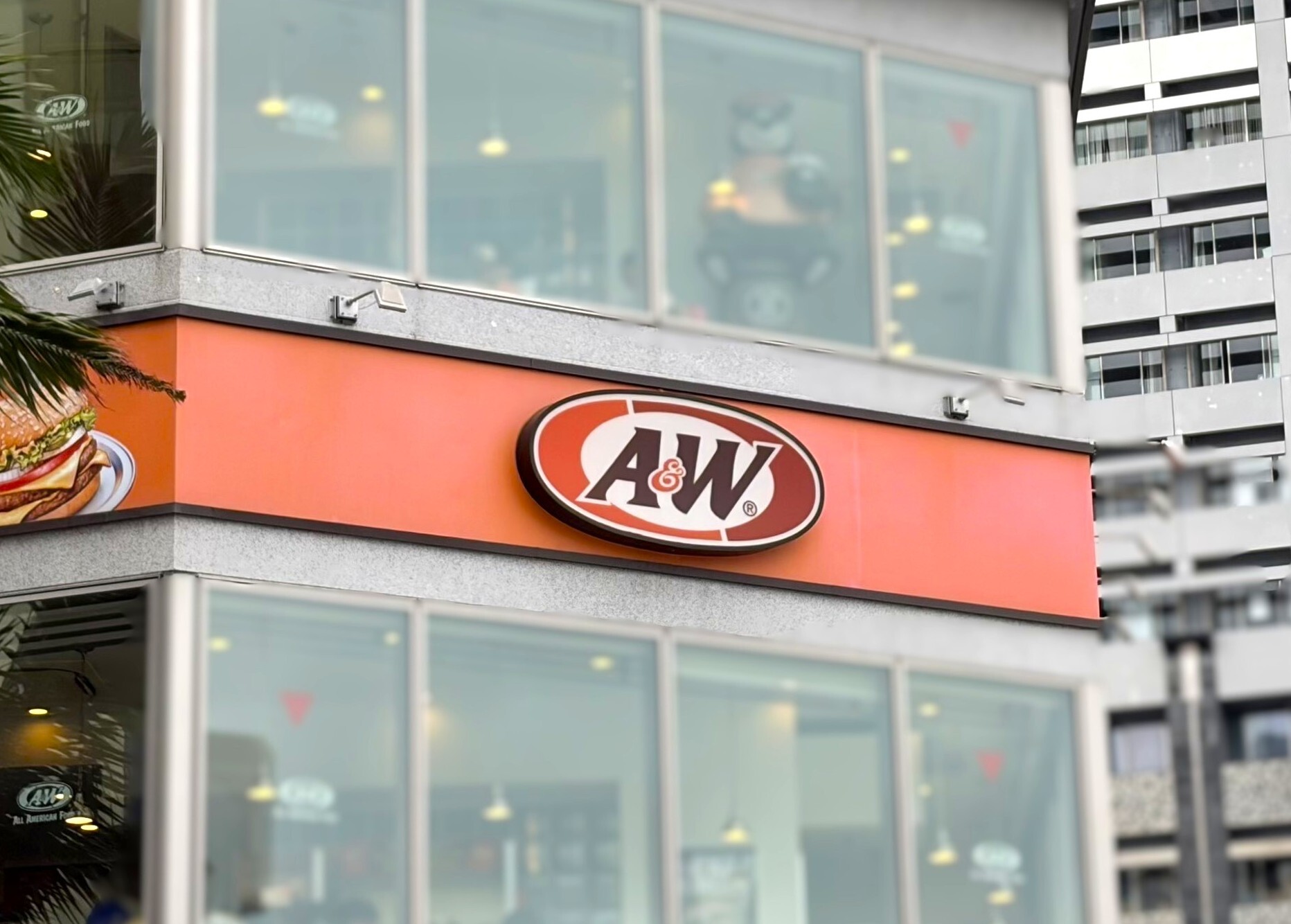 「持ってるだけで幸せになります」　A＆Wの“ロゴトートバッグ”が大人気！「完売で手に入らず、再入荷でやっと購入」「色違いも追加で買った」（1/2） | バッグ ねとらぼリサーチ