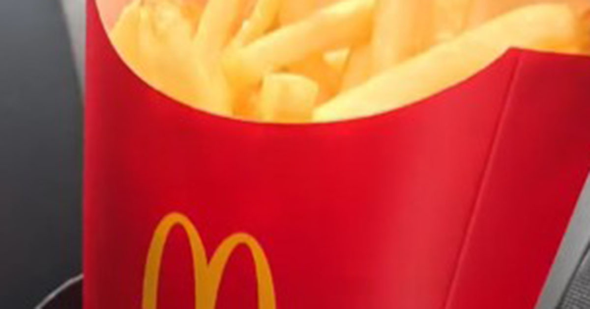 車内でマックのポテトを食べるとき→目からウロコの“裏技”に「あったまいいーー」「明日、セリアに走ります」【セリア×ダイソー】（1/2） | ライフハック ねとらぼ