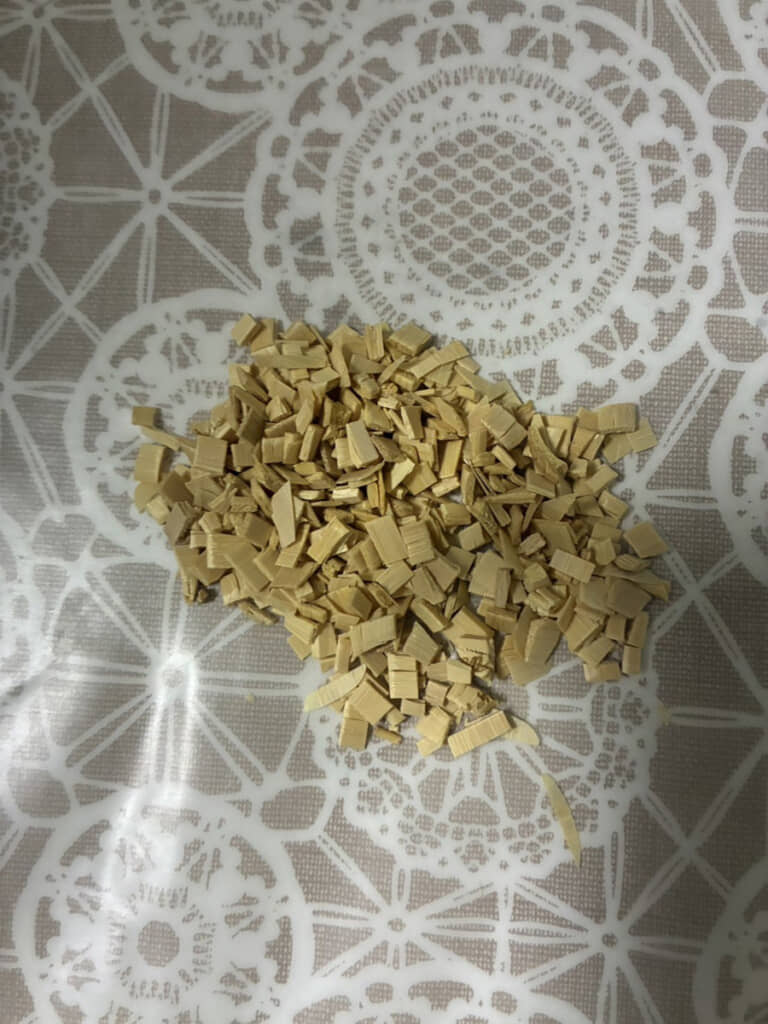 切り刻まれたリード。これが紙になるのか……