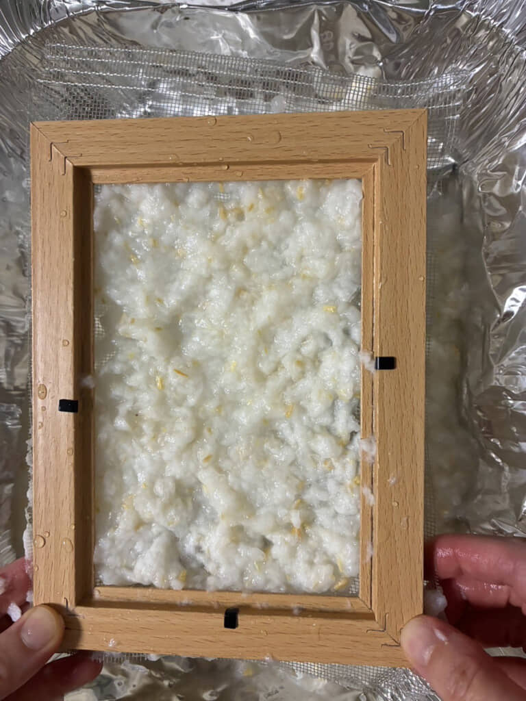 不要な写真立てと防虫ネットを“ふるい”状に