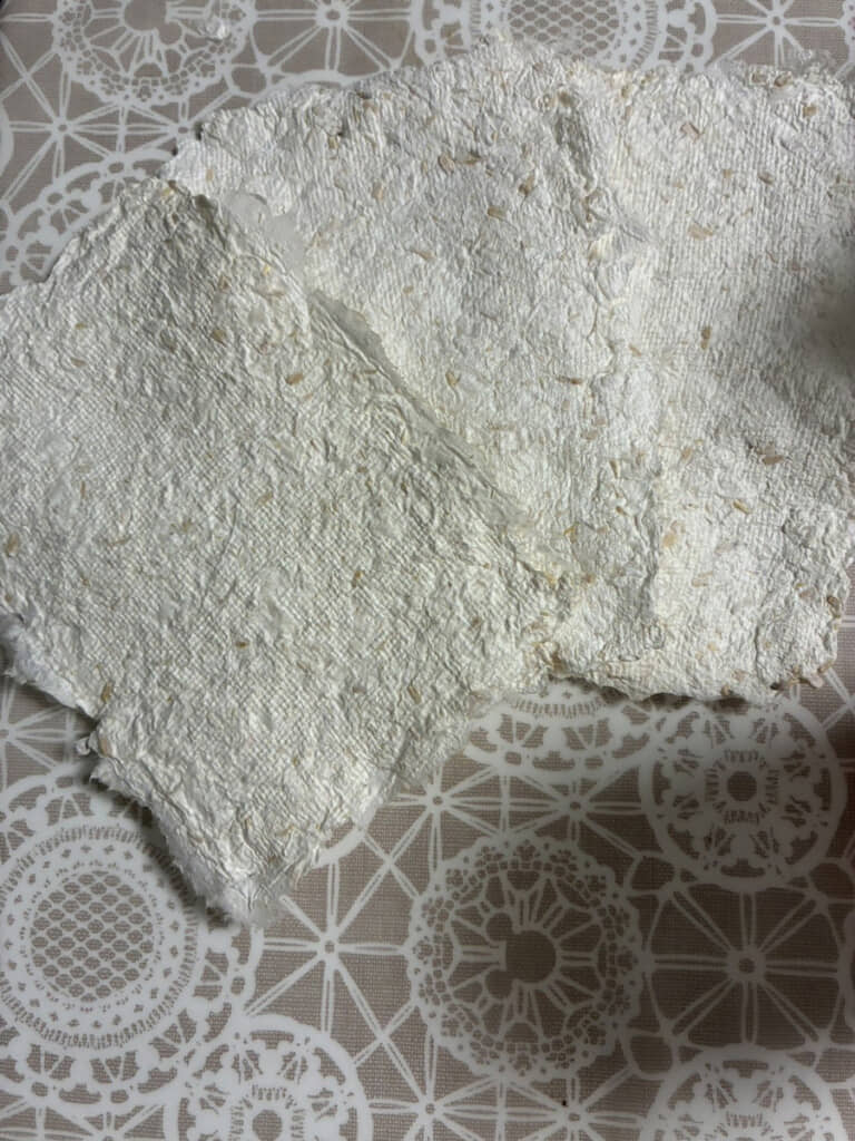 あとは外周を切りそろえるだけ。ところどころにリードの薄茶色が入って独特の味わいに