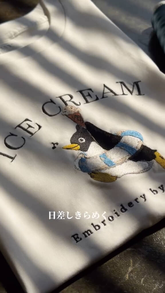 海辺ではしゃぐペンギンを刺しゅう
