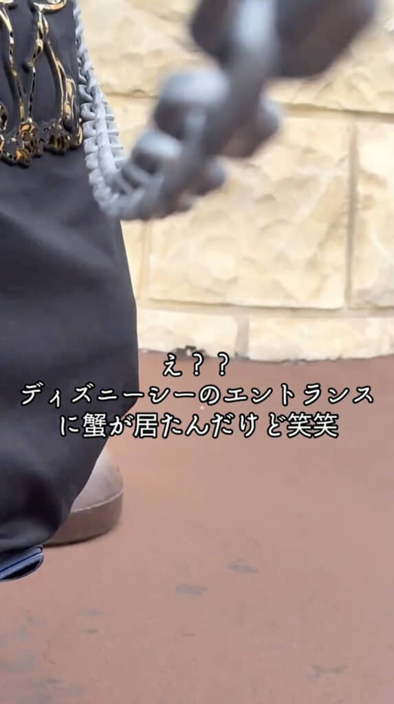 柱のそばにいるのは……