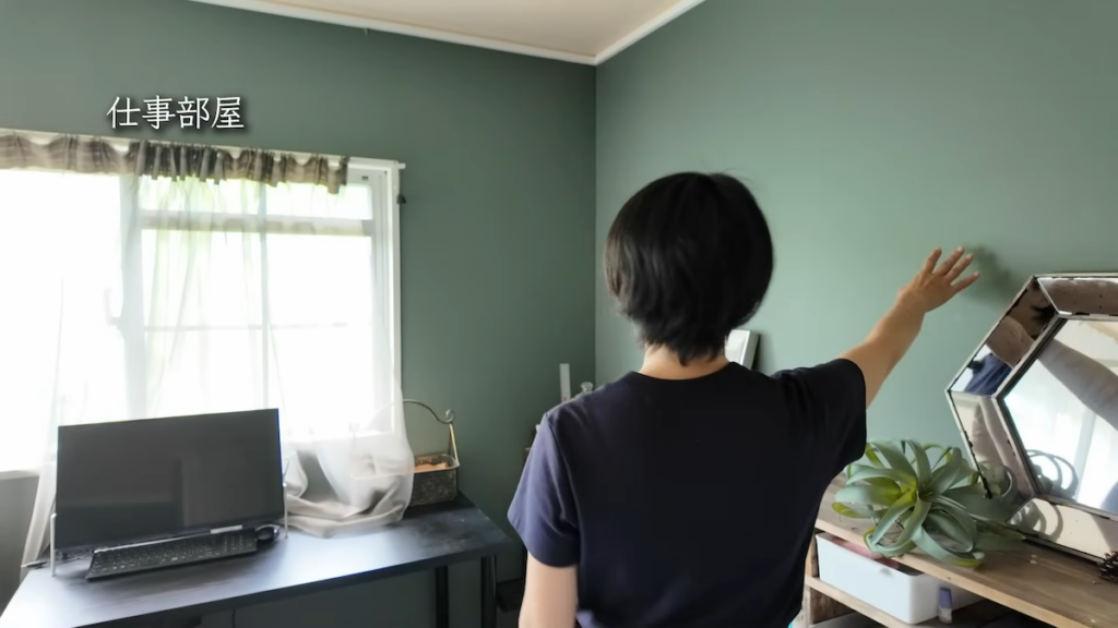 仕事部屋の壁紙はダークグリーンに張り替え