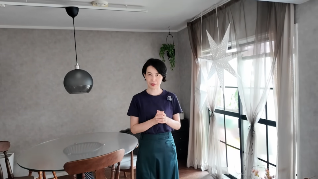 壁紙はグレーに張り替え