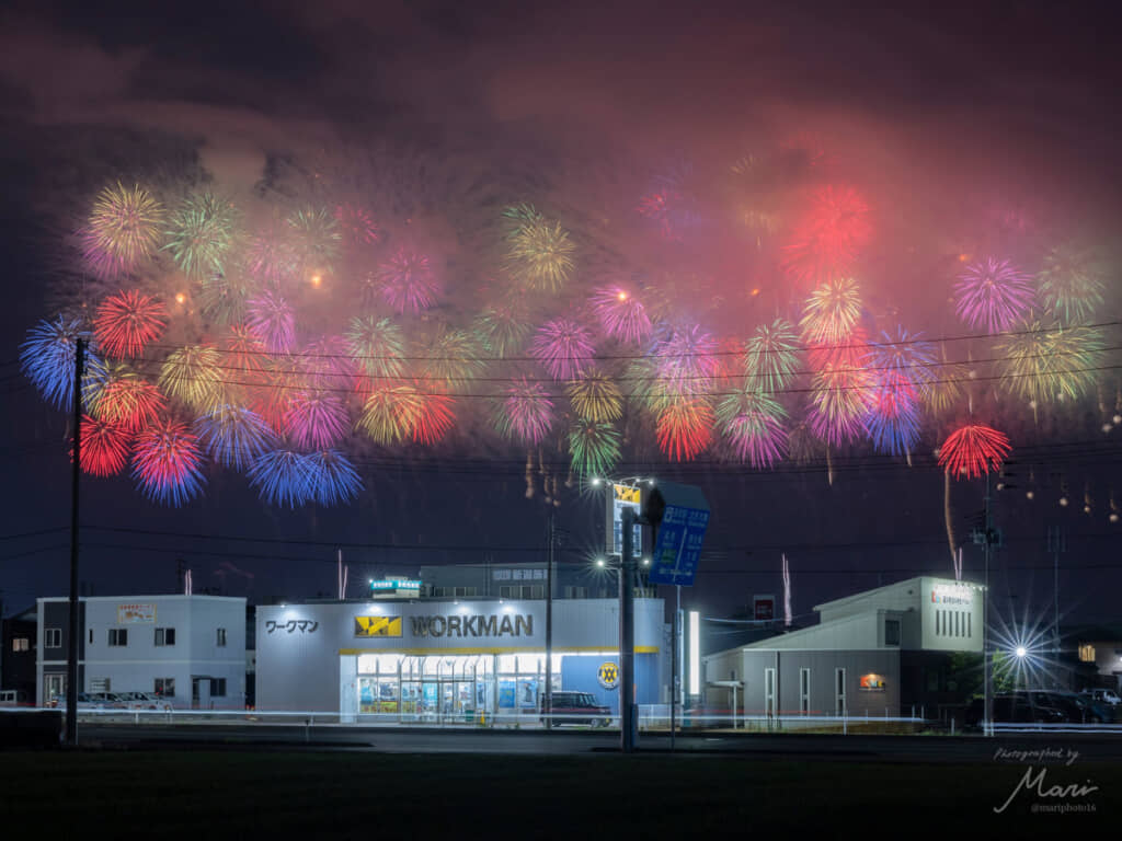 話題になった長岡花火の写真を見ると……