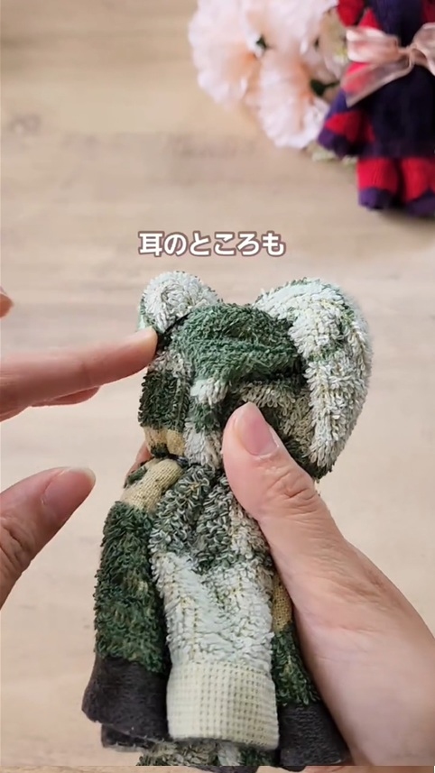 クマの頭、耳の順に、輪ゴムで作っていきます