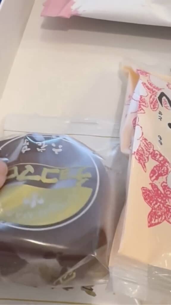 別のお菓子の下にも……