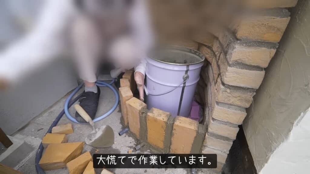 レンガを立てて固定します