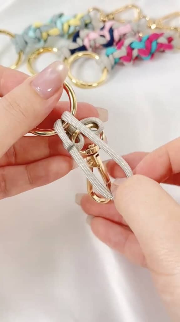 別のパラコードを金具に通し
