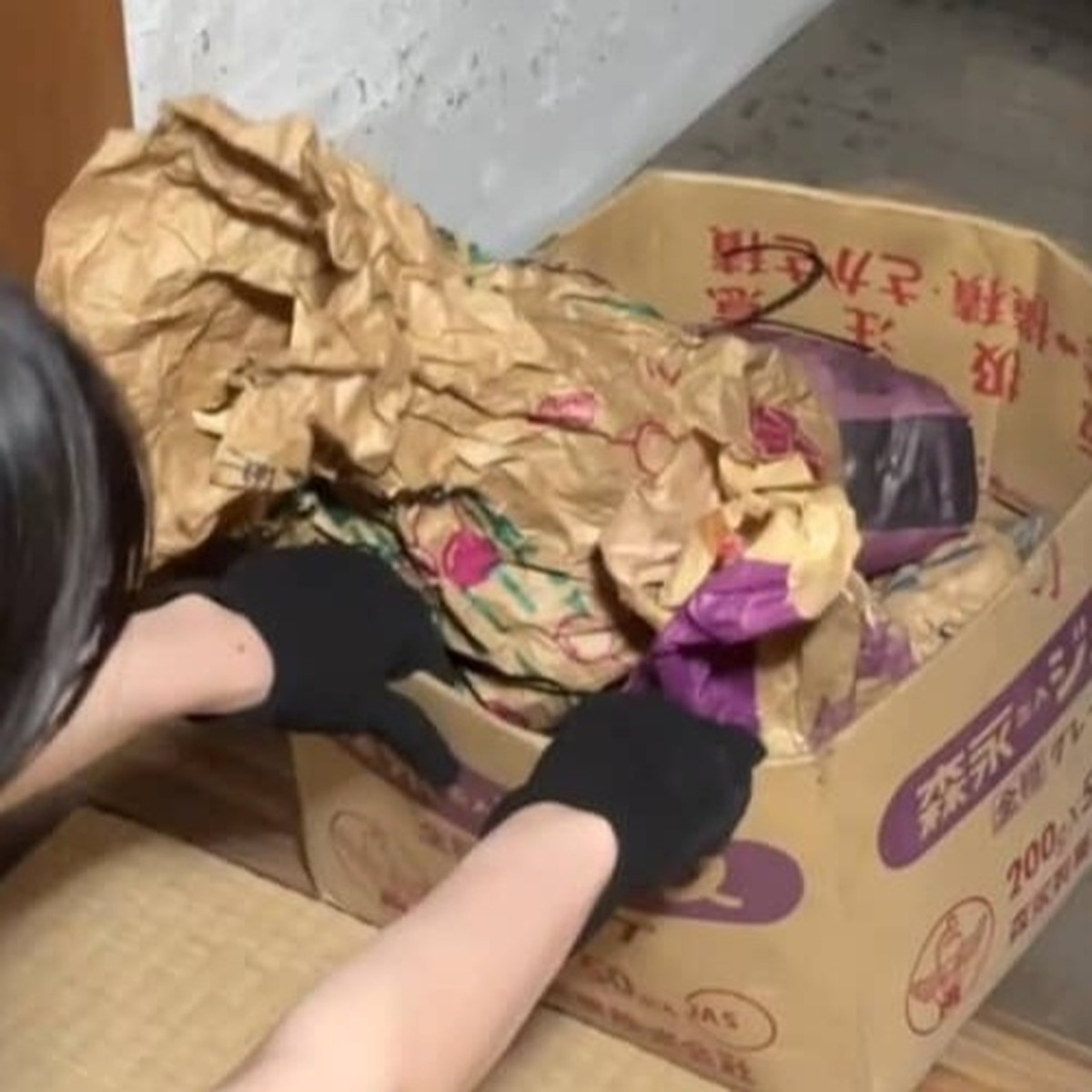 祖母宅で“異様に重い箱”発見→中には……手がふるえる光景が38万再生「お宝！」「羨ましい」「ガンガン売れますよ」（1/3） | ライフスタイル ねとらぼ