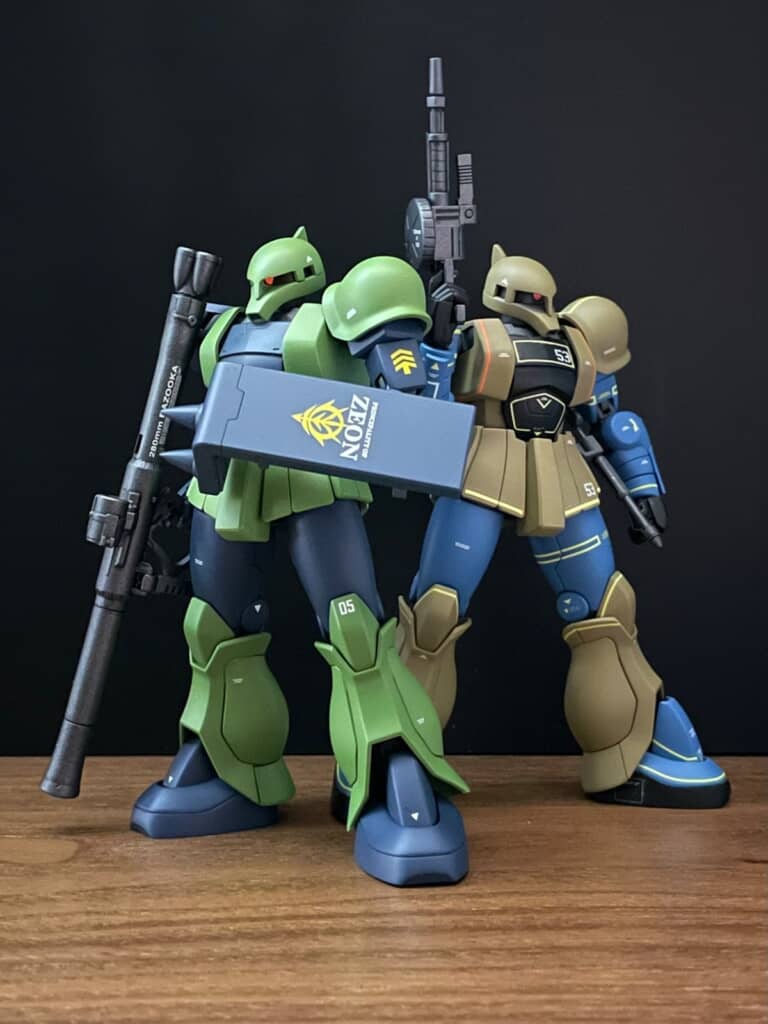 緑色のノーマルカラーと茶色のリアルタイプカラーでそれぞれ塗装した旧ザク