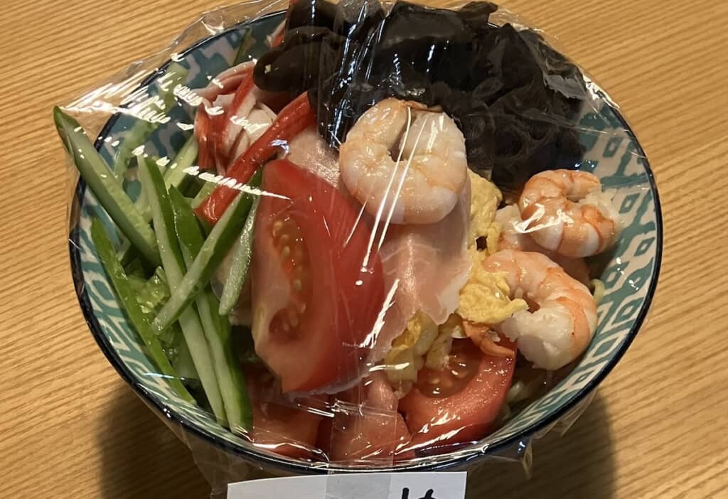 息子さんが盛り付けた冷やし中華