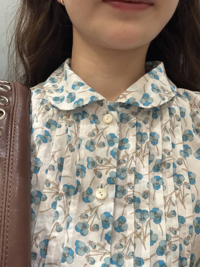 丸襟にフロントタックが上品