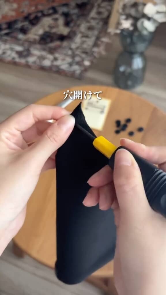 目打ちで四隅に穴を開ける