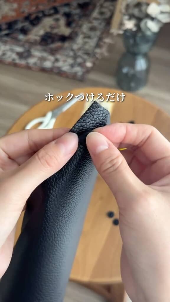 四隅に開けた2カ所の穴に樹脂ホックを取り付ける