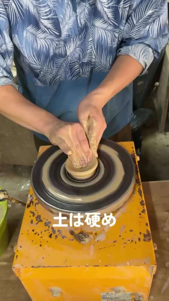 ろくろの上で回転するセリアの粘土
